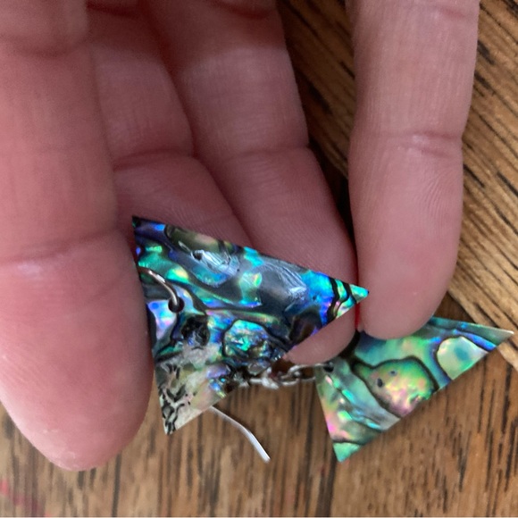Final sale! Gorgeous carved abalone triangle earrings - Picture 2 of 2